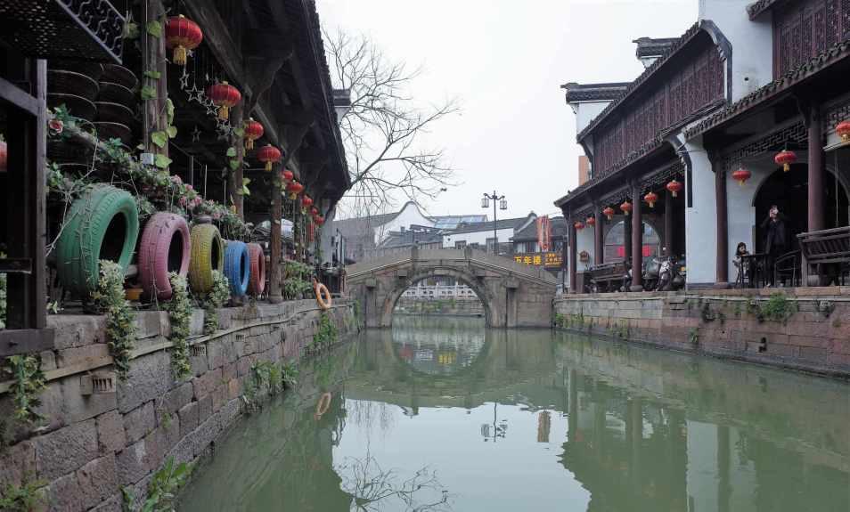 画家张咏梅,梅花精神映画坛,墨笔书写寒梅傲雪